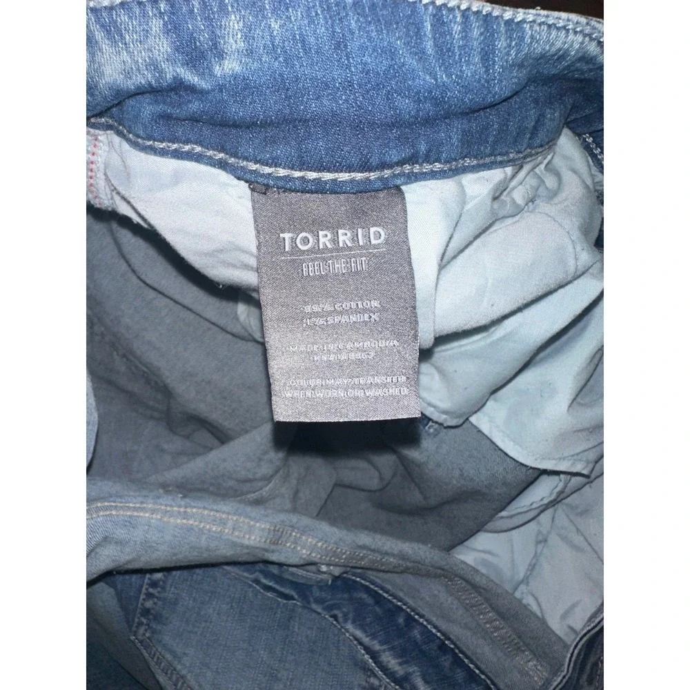Torrid Crop Boyfriend Vintage Stretch Mid Rise Women'sβ Distressed Jeans Size 26 - Picture 9 of 9